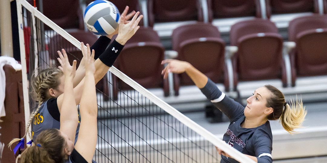 Ladies Volleyball Splits to Close out Weekend